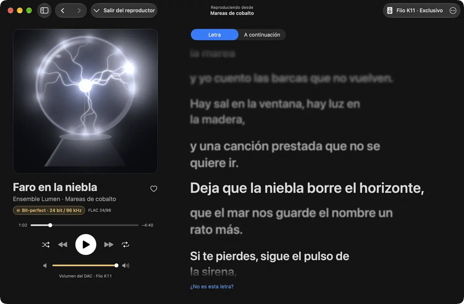 Reproduciendo ahora en macOS con la escena de una lámpara de plasma, la letra y el sello Bit-perfect